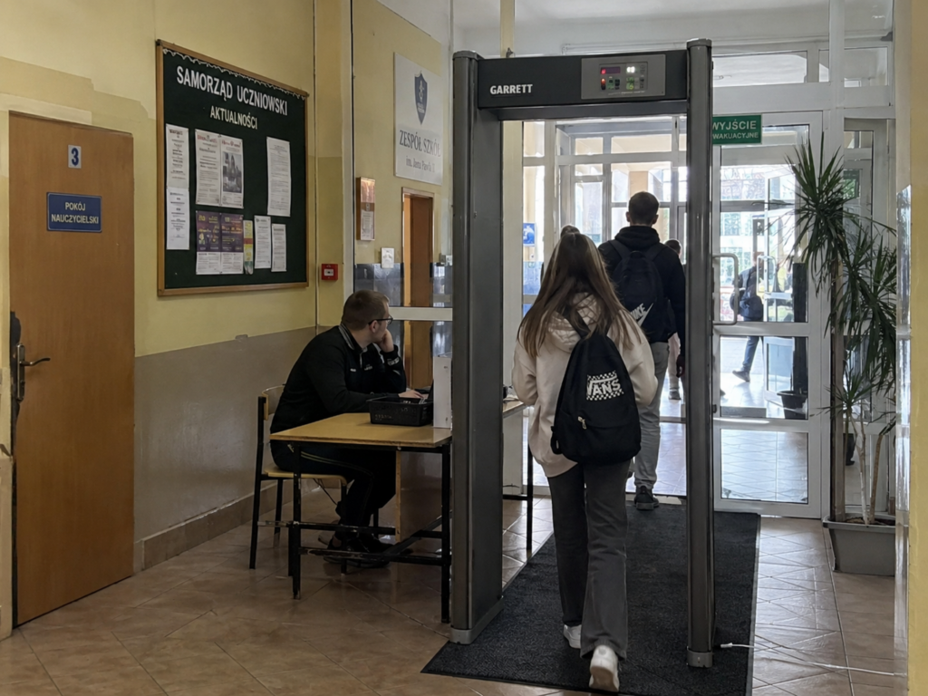 Nowa rzeczywistość w szkołach? Ponad 50 proc. Polaków chce wykrywaczy metalu